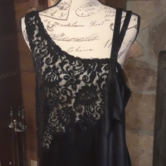 Vintage Victoria's Secret nightgown - Picture 2 of 10